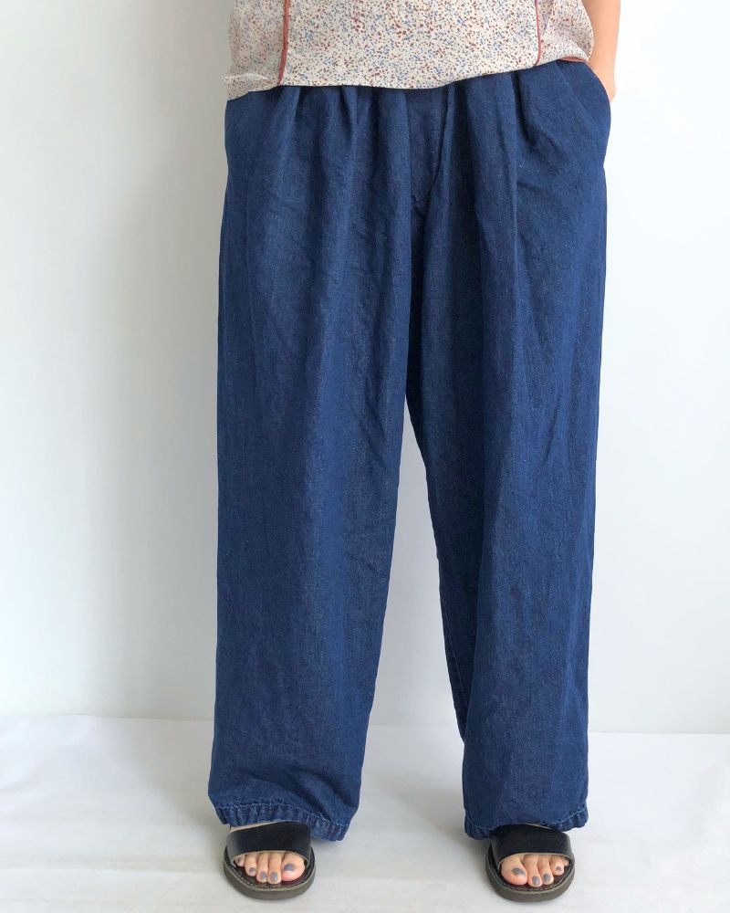 Cotton Linen Denim Tuck Pants in Stone Wash Cotton Linen Denim Tuck Pants in Stone Wash