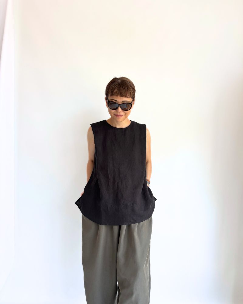 Shoulder tuck blouse (LINEN) in Black