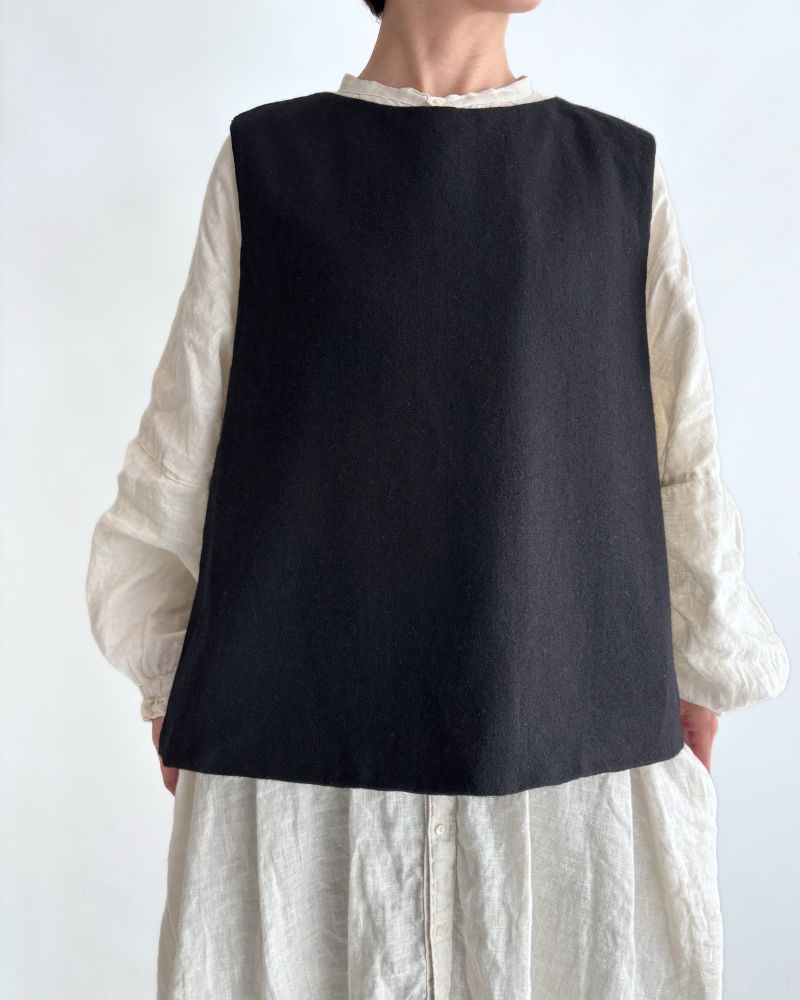 Flannel wool cross vest in Black Flannel wool cross vest in Black