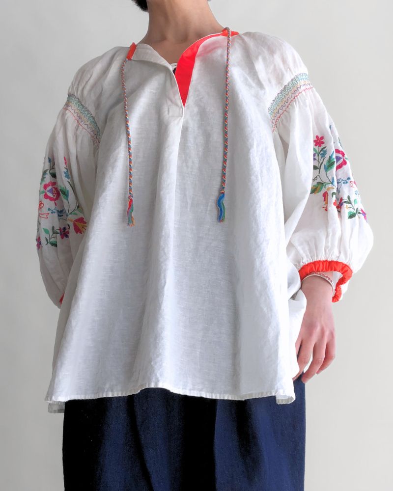 Floral Embroidery Blouse in White