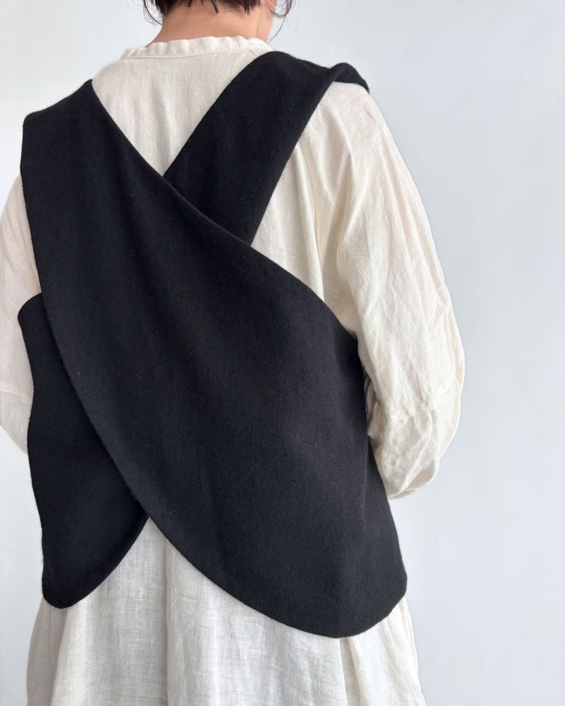 Flannel wool cross vest in Black