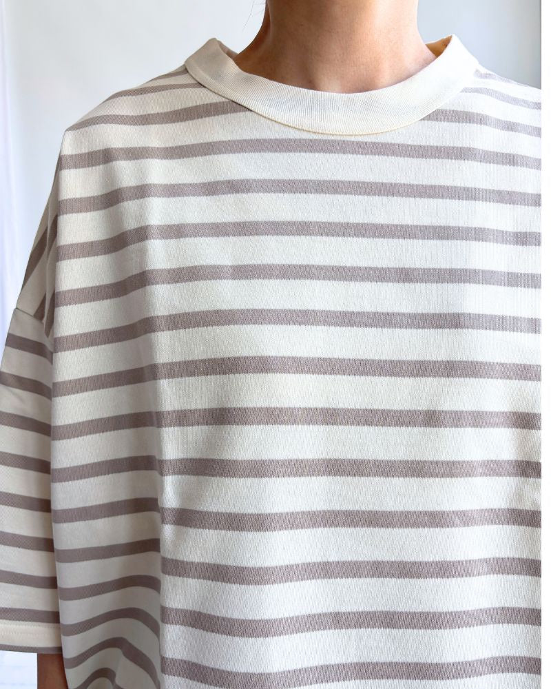 Utility Dolman Sleeve Delave Border T-Shirt in Kinari/Gray