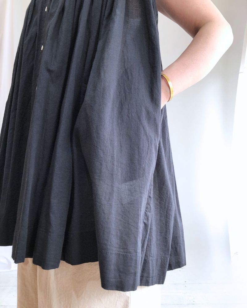 Sleeveless Gathered Blouse in Short