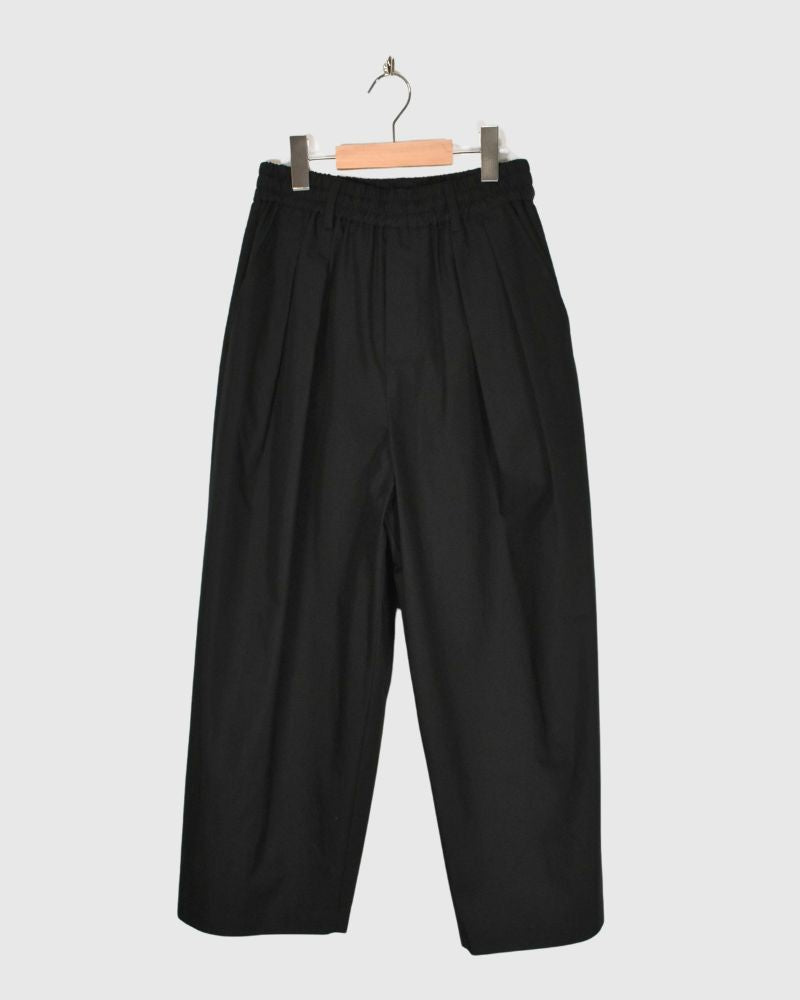 HAKAMA-GABA Tuck Easy Pants in Black