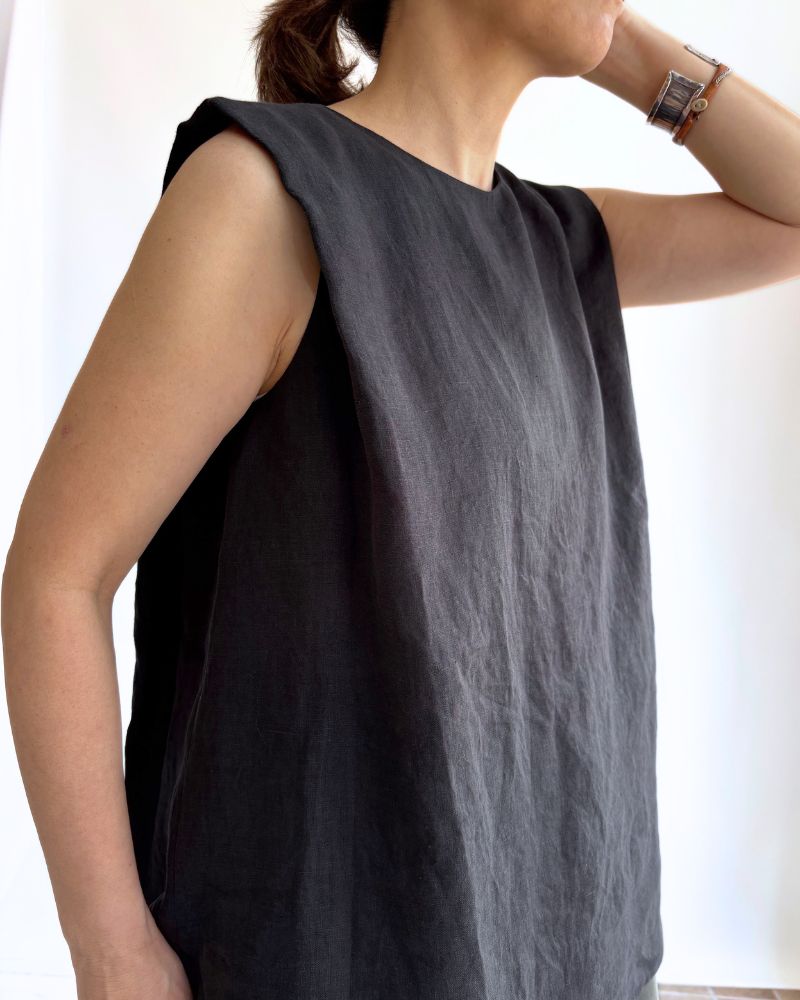 Shoulder tuck blouse (LINEN) in Black