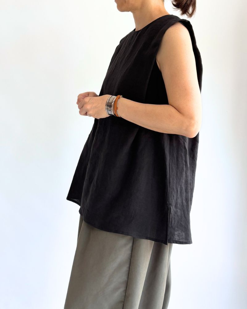 Shoulder tuck blouse (LINEN) in Black