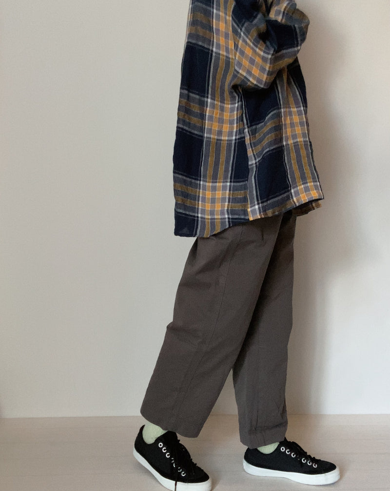 Straight tuck pants