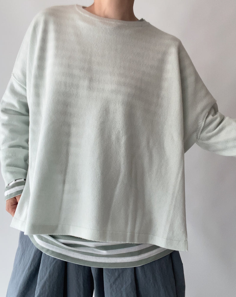 Side slit crew-neck knit Side slit crew-neck knit