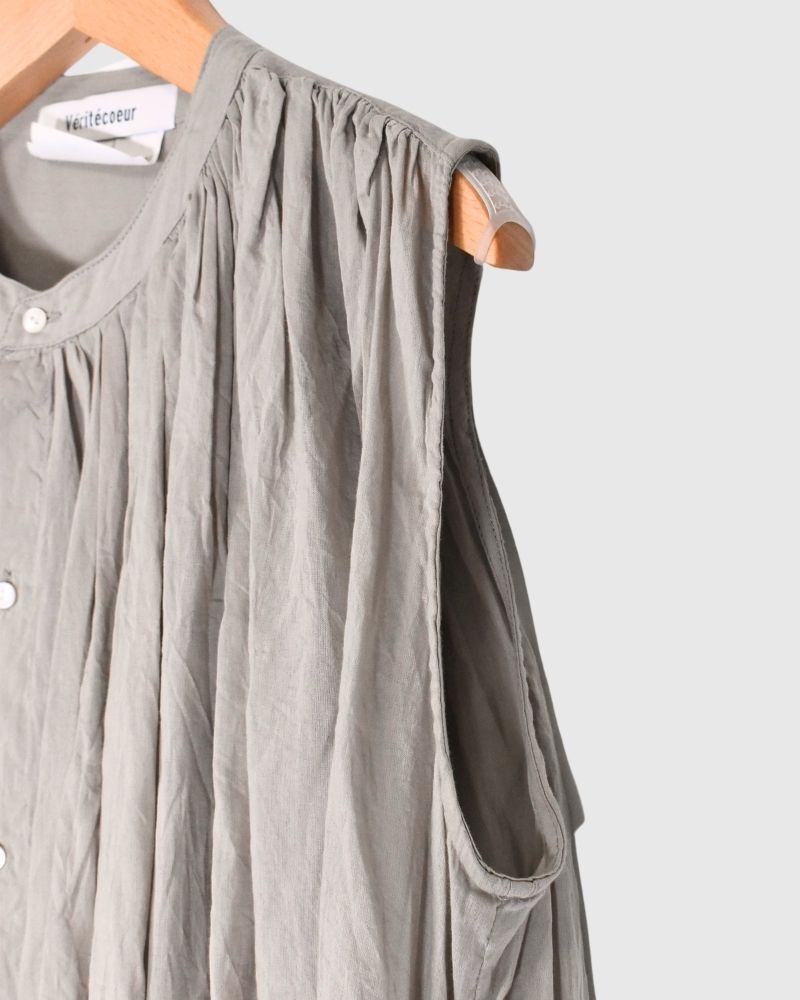 Sleeveless Gathered Blouse in Short