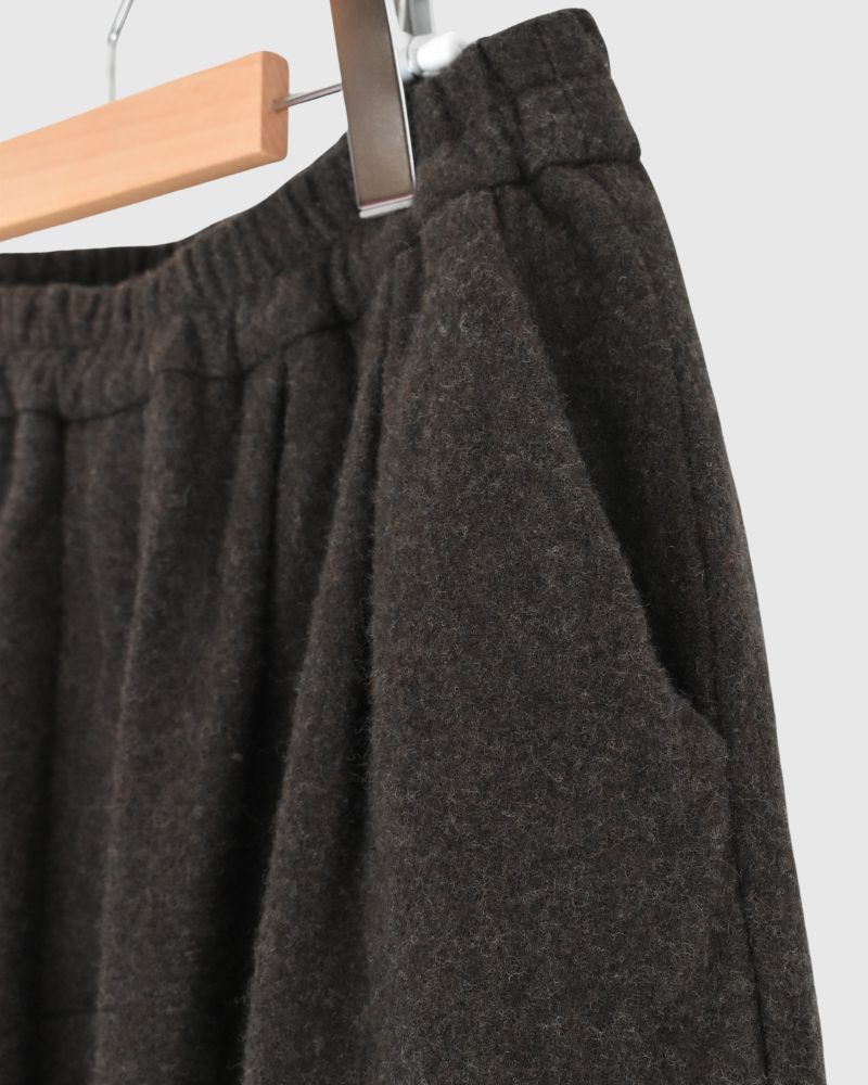 Wool tuck pants in Brown