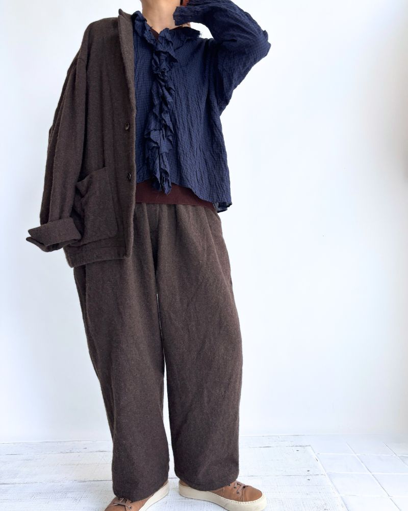 Wool tuck pants in Brown