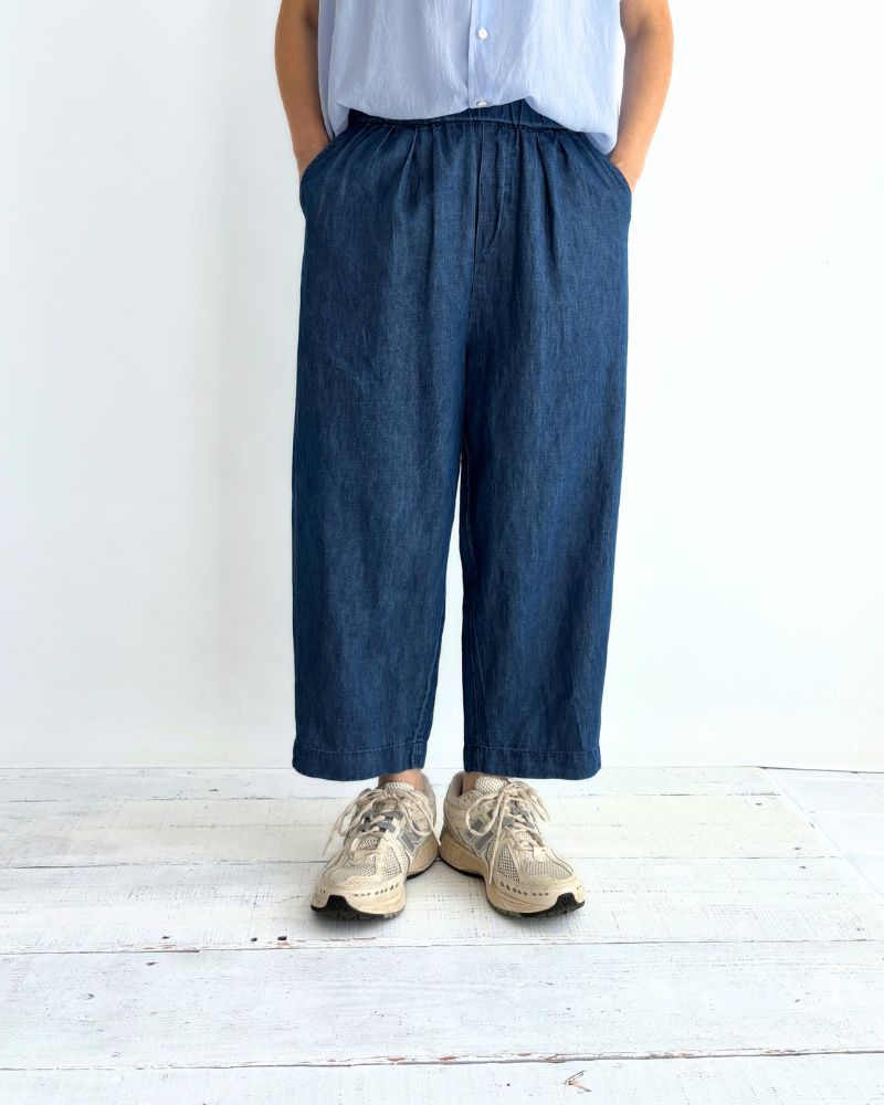 COTTON/LINEN DENIM 2TUCK TAPERED EASY PANTS in Blue