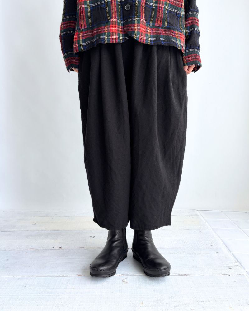 CAMILLE WOOL TUCK PANTS in Black