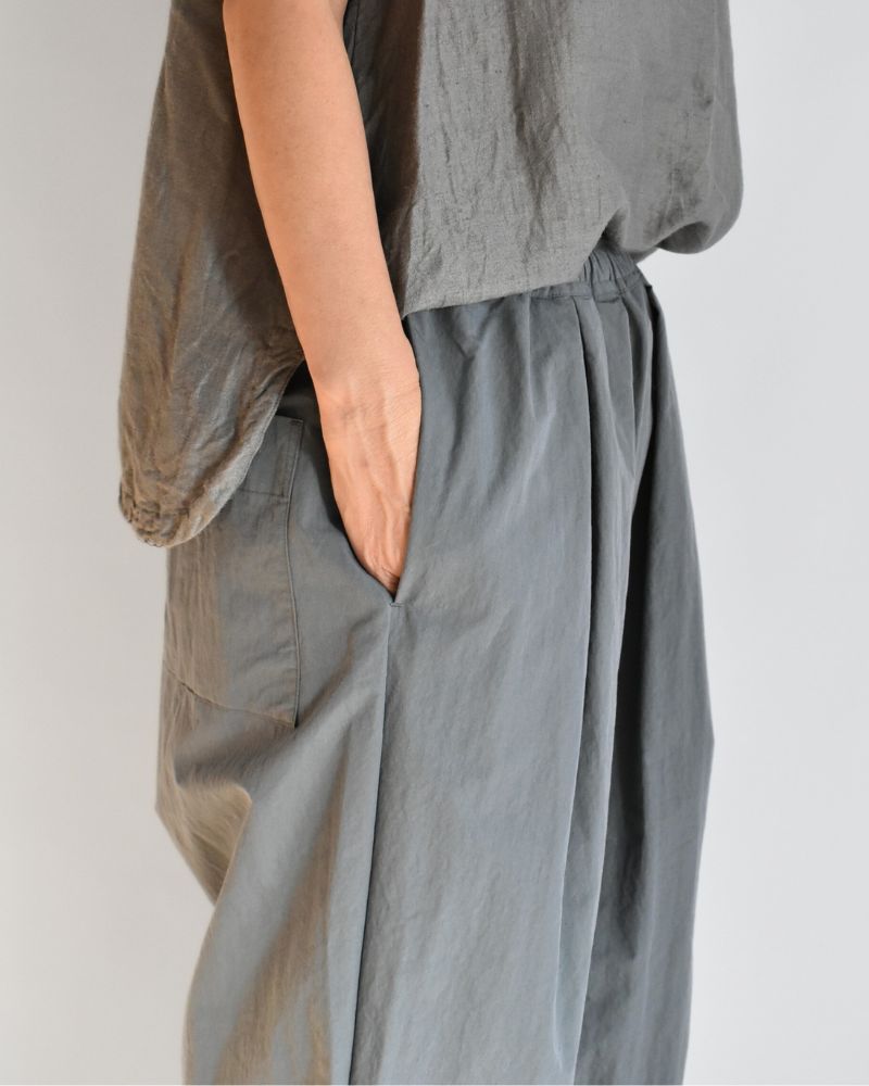 Volume tuck pants in Gray