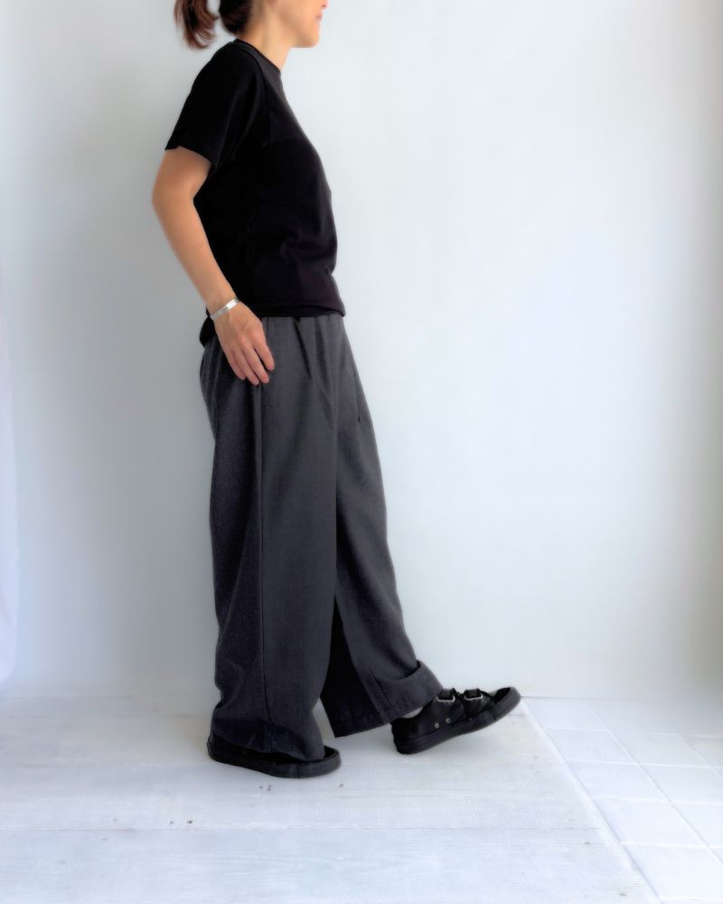 WORSTED SERGE 2TUCK WIDE EASY PANTS in Charcoal