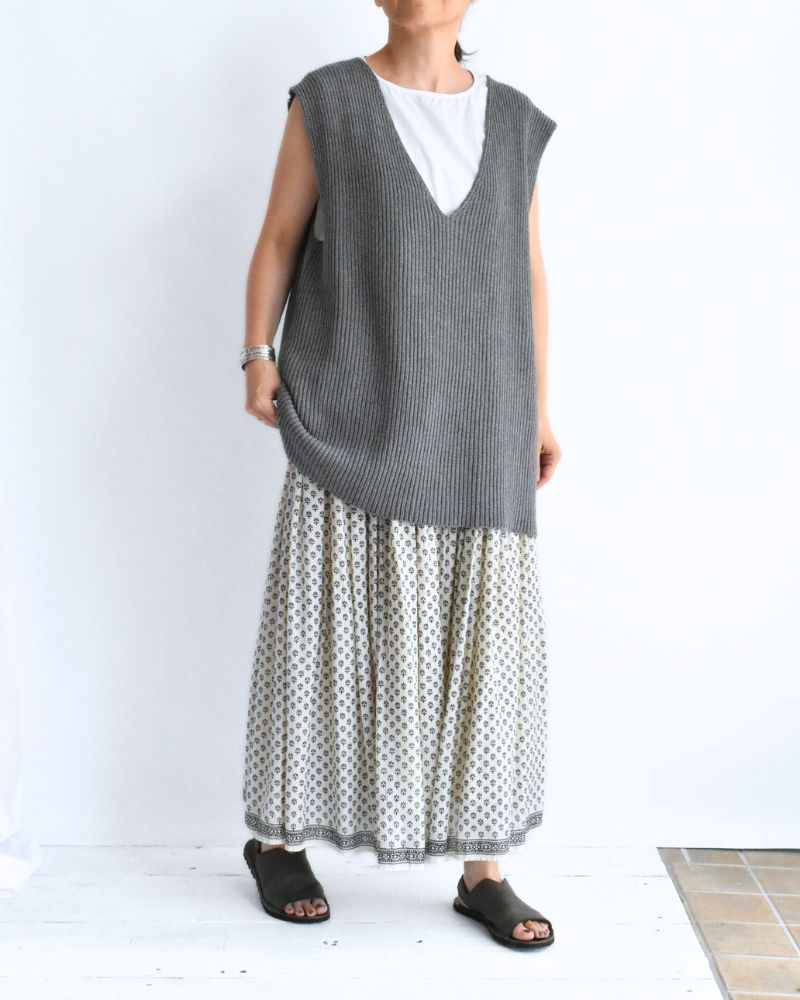 Cashmere V-neck vest in Gray