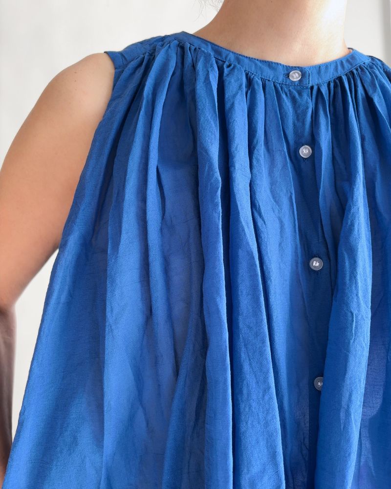 Cotton voile sleeveless gathered blouse in Blue