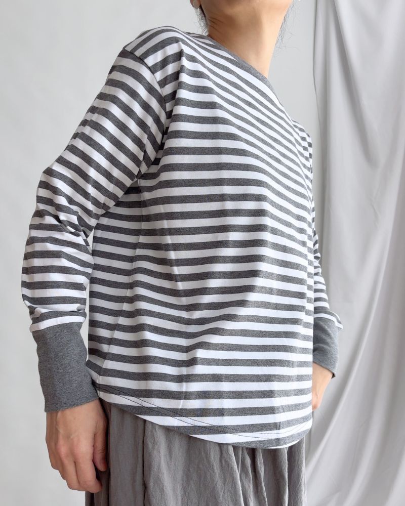 GIZANDY JERSEY BORDER LONG Tee in Charcoal/Off