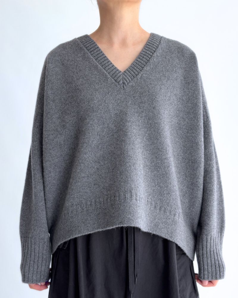 AURA V-neck knit pullover in Gray