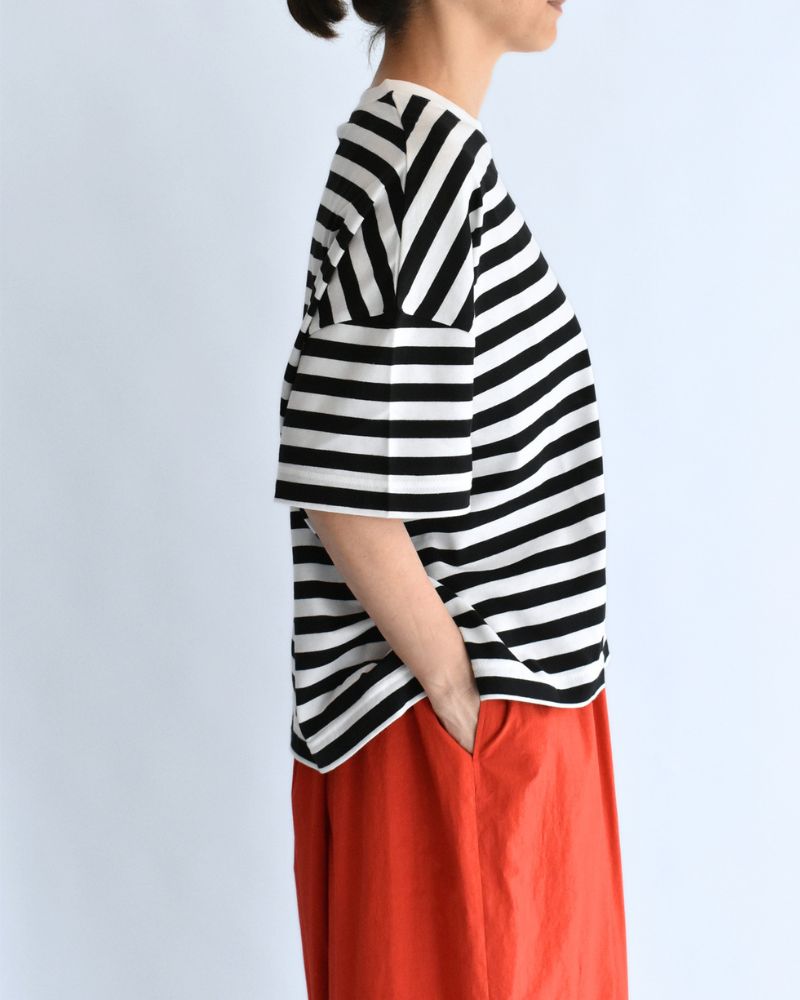 Crew-Neck Slit T-Shirt in Black/White