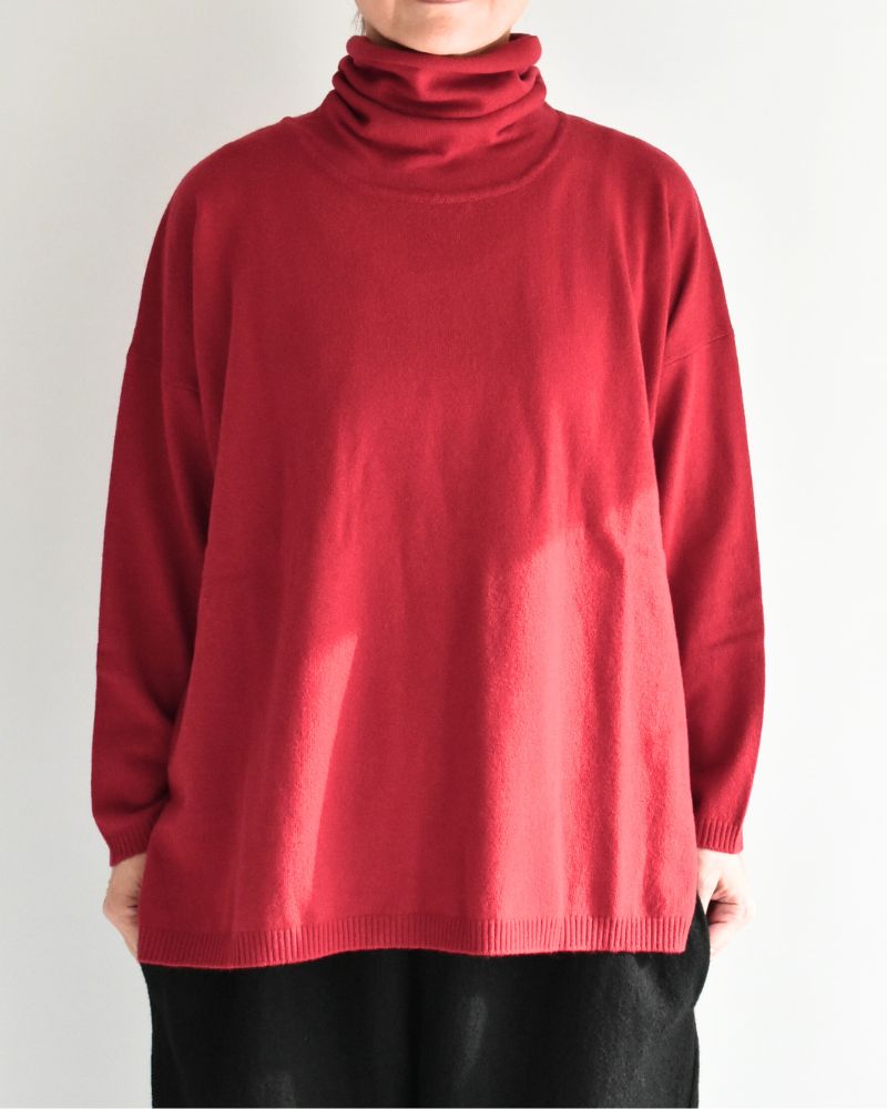 PLAIN STITCH DROP SHOULDER POLO NECK WITH SLIT in Red