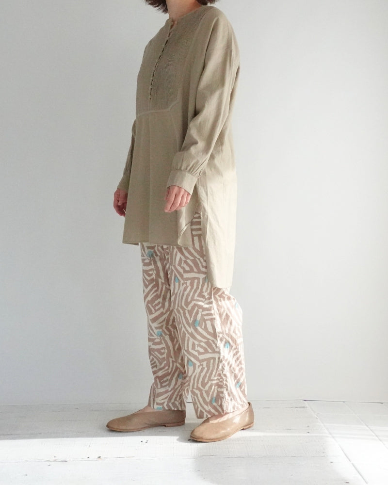 CREW-NECK BOSOM LONG SHIRT WITH MINI PINTUCK in Beige