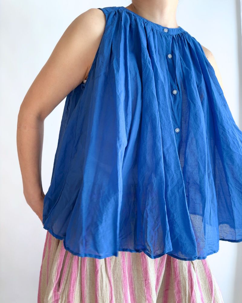 Cotton voile sleeveless gathered blouse in Blue