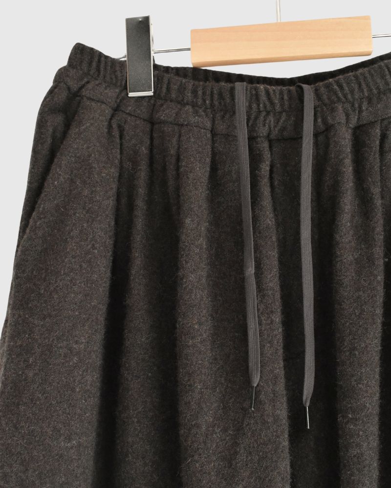 Wool tuck pants in Brown
