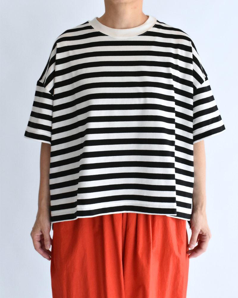 Crew-Neck Slit T-Shirt in Black/White