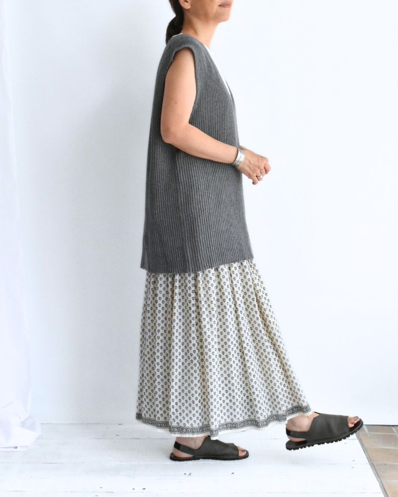 Cashmere V-neck vest in Gray
