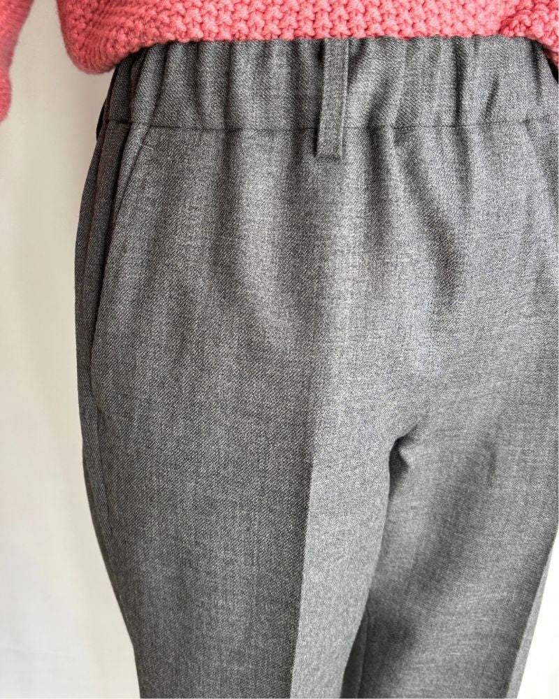 ROBIN-WO Center Pleated Tapered Pants in Gray