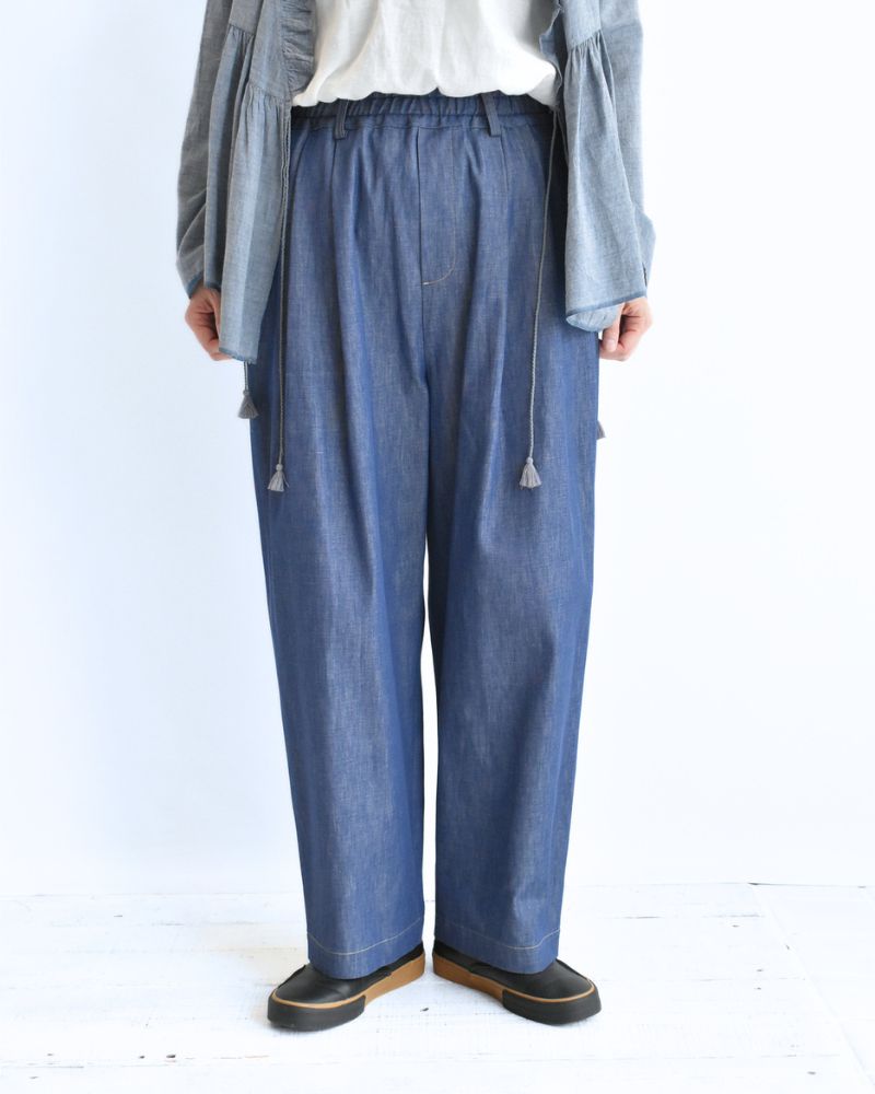 HAKU-DENIM Tuck Pants in Blue
