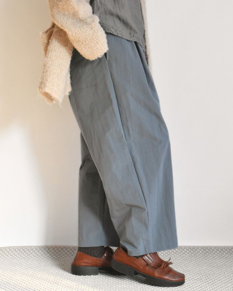 Volume tuck pants in Gray