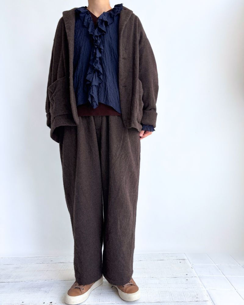 Wool tuck pants in Brown