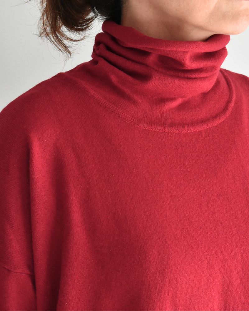 PLAIN STITCH DROP SHOULDER POLO NECK WITH SLIT in Red