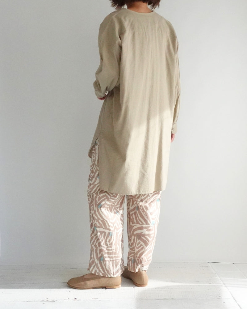 CREW-NECK BOSOM LONG SHIRT WITH MINI PINTUCK in Beige