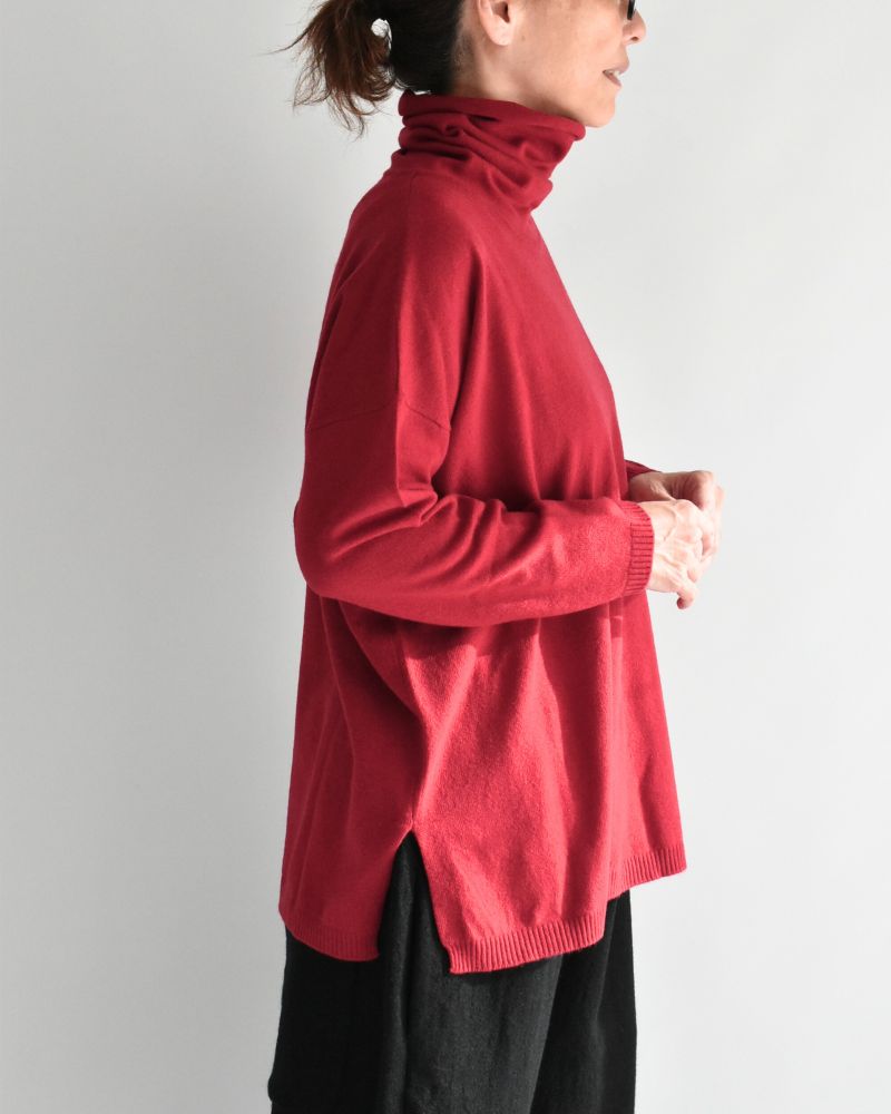 PLAIN STITCH DROP SHOULDER POLO NECK WITH SLIT in Red