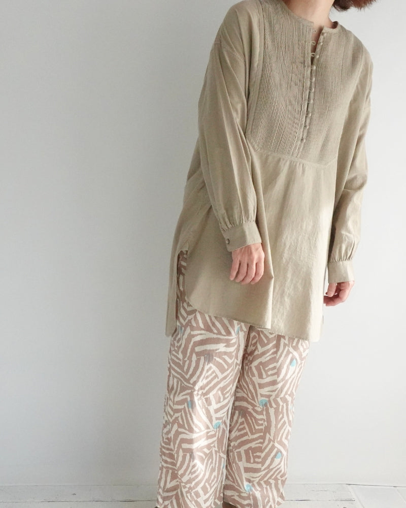 CREW-NECK BOSOM LONG SHIRT WITH MINI PINTUCK in Beige