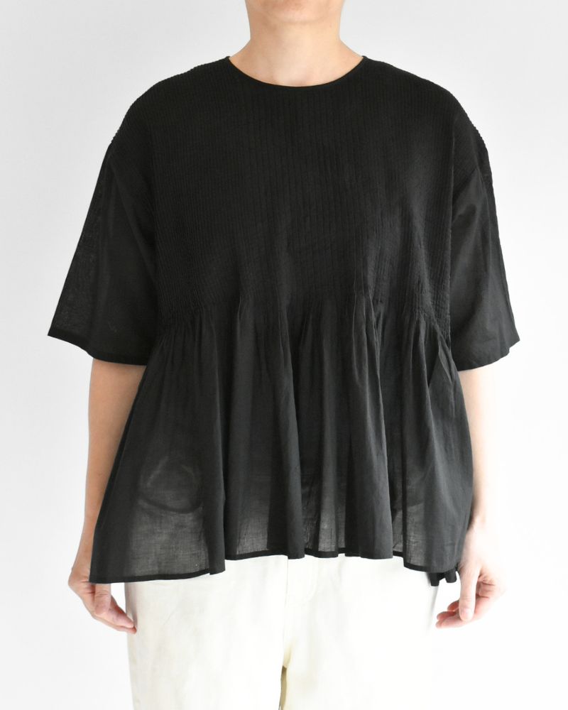 CREW-NECK PULLOVER HALF/SLEEVE SHIRT WITH MINI PINTUCK in Black