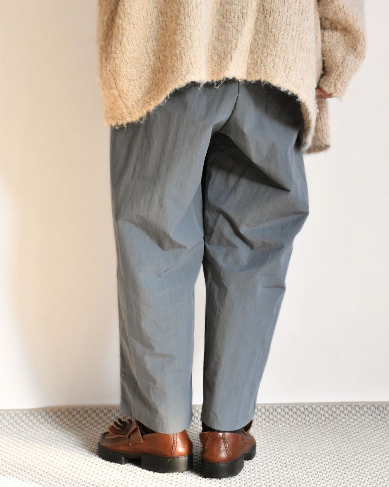 Volume tuck pants in Gray