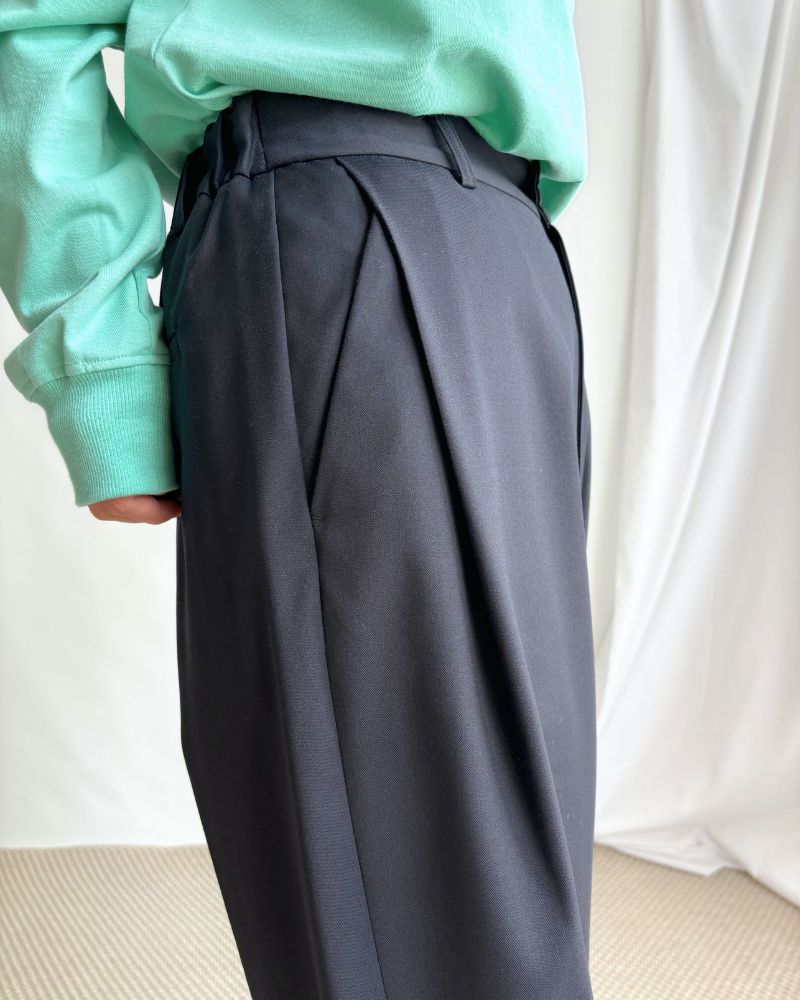 SAND-TRO Tucked Wide Pants in Navy