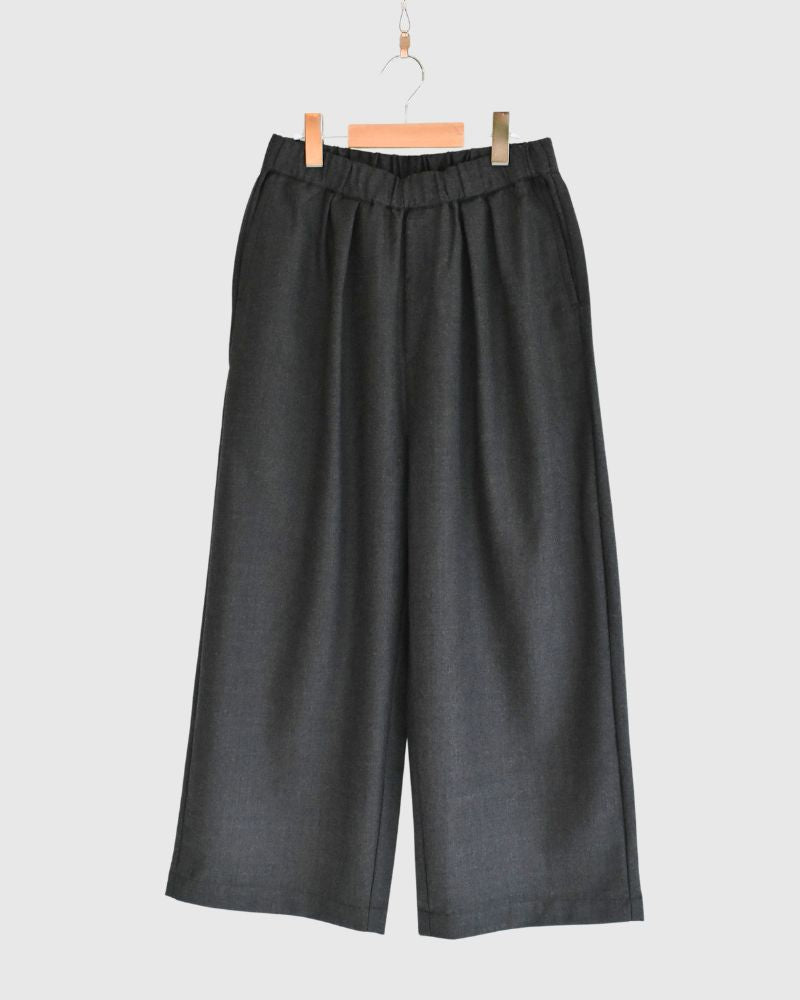 WORSTED SERGE 2TUCK WIDE EASY PANTS in Charcoal