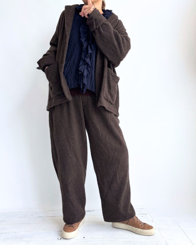 Wool tuck pants in Brown