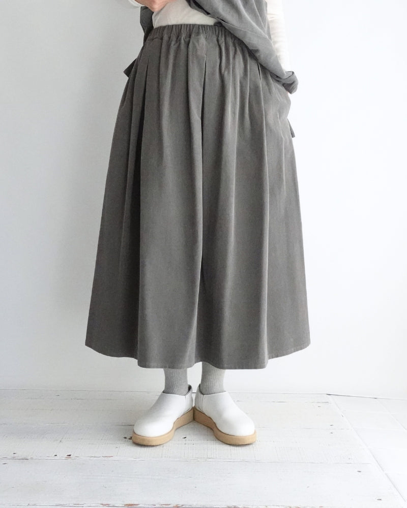 Easy Tuck Skirt (Corduroy) in Gray