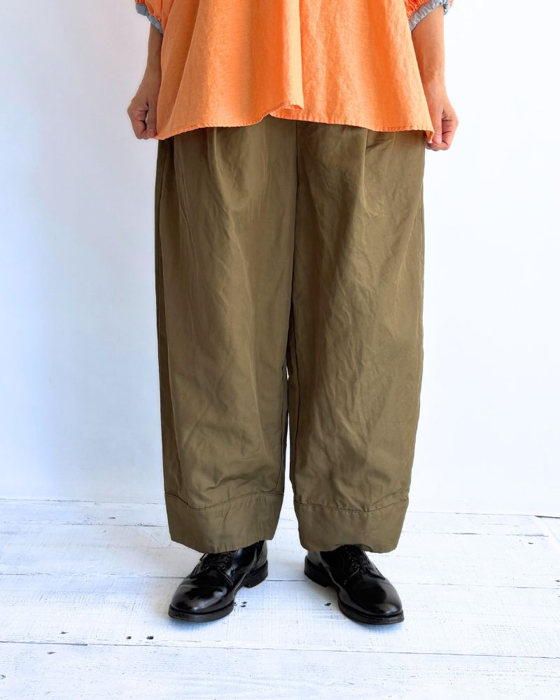 TUCKED oeuf PANTS in Khaki