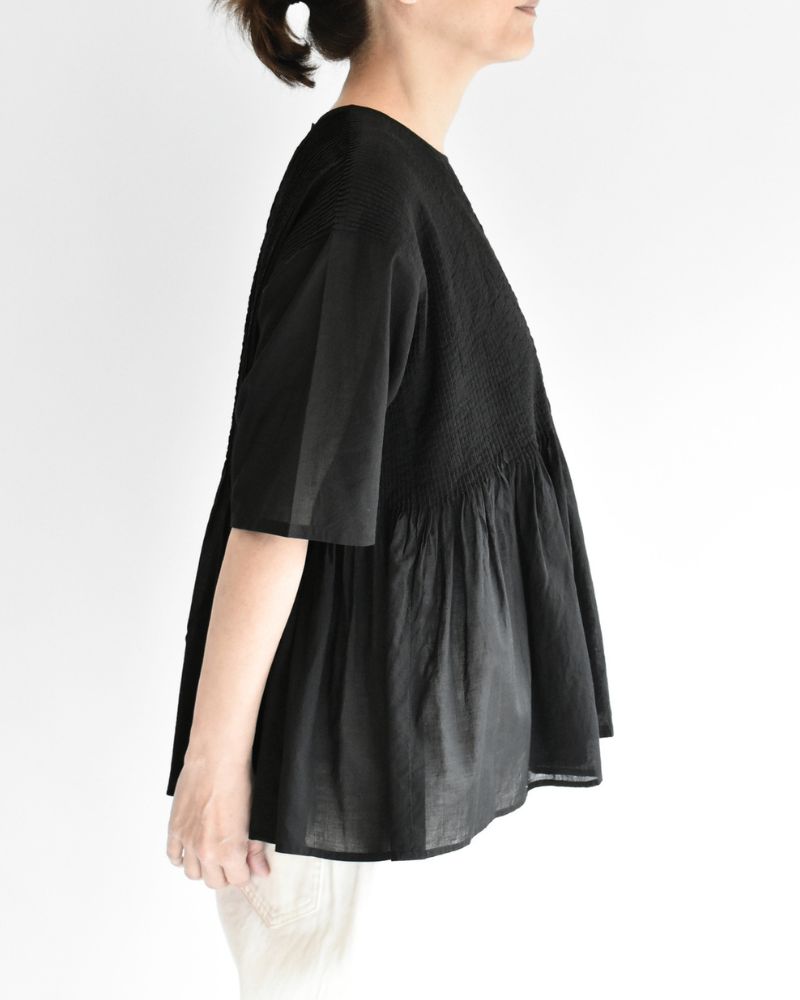 CREW-NECK PULLOVER HALF/SLEEVE SHIRT WITH MINI PINTUCK in Black