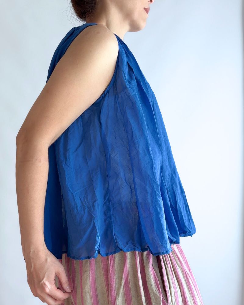 Cotton voile sleeveless gathered blouse in Blue