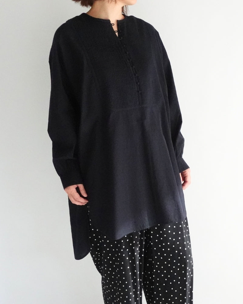 CREW-NECK BOSOM LONG SHIRT WITH MINI PINTUCK in Black