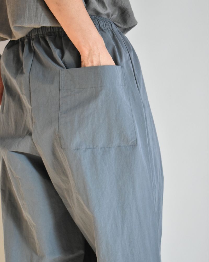 Volume tuck pants in Gray