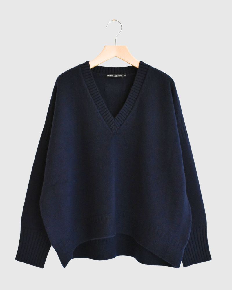 AURA V-neck knit pullover in Navy